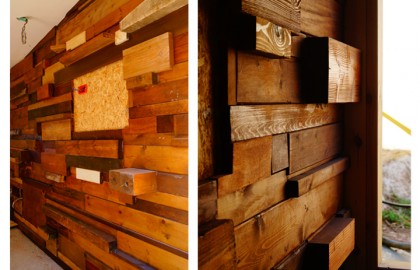 בניית קיר עץ ממוחזר במשרד