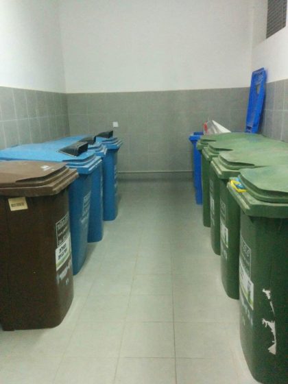 כפר סבא - חדר אשפה ובו פחים לסוגי פסולת שונים (צילום פרטי)